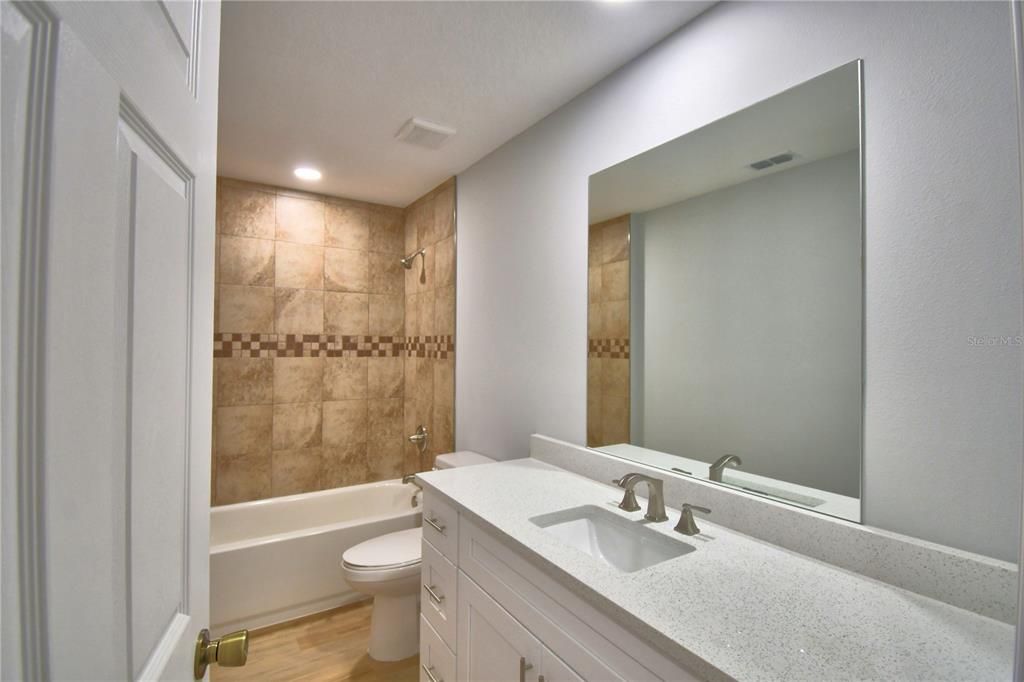 Activo con contrato: $249,900 (3 camas, 2 baños, 1342 Pies cuadrados)