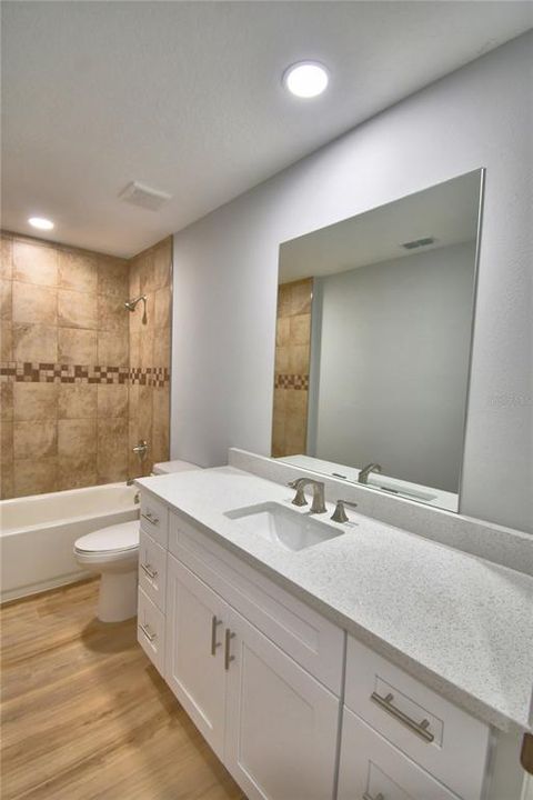 Activo con contrato: $249,900 (3 camas, 2 baños, 1342 Pies cuadrados)