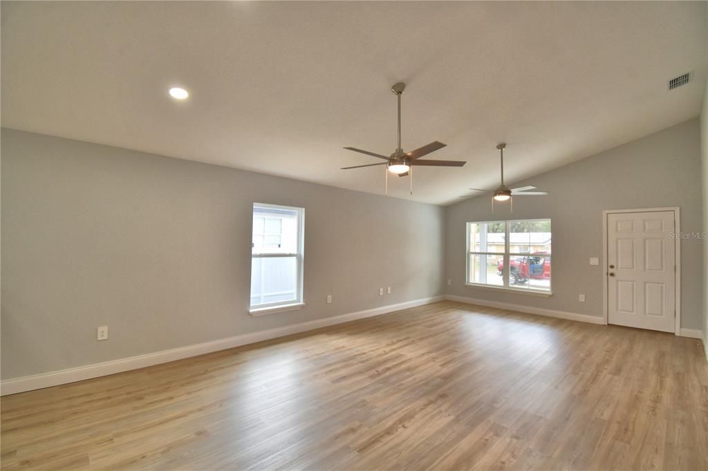 Activo con contrato: $249,900 (3 camas, 2 baños, 1342 Pies cuadrados)