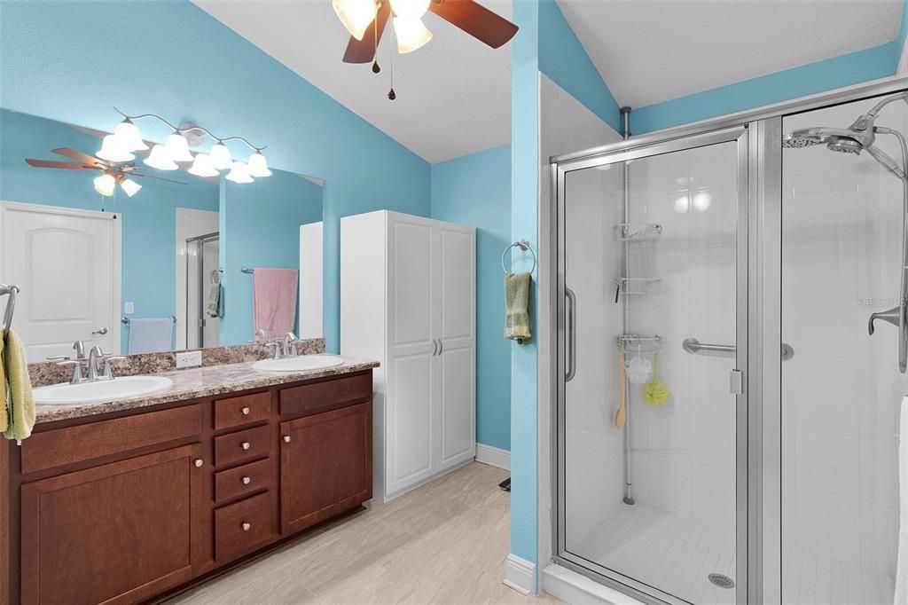 Activo con contrato: $359,900 (4 camas, 2 baños, 1864 Pies cuadrados)