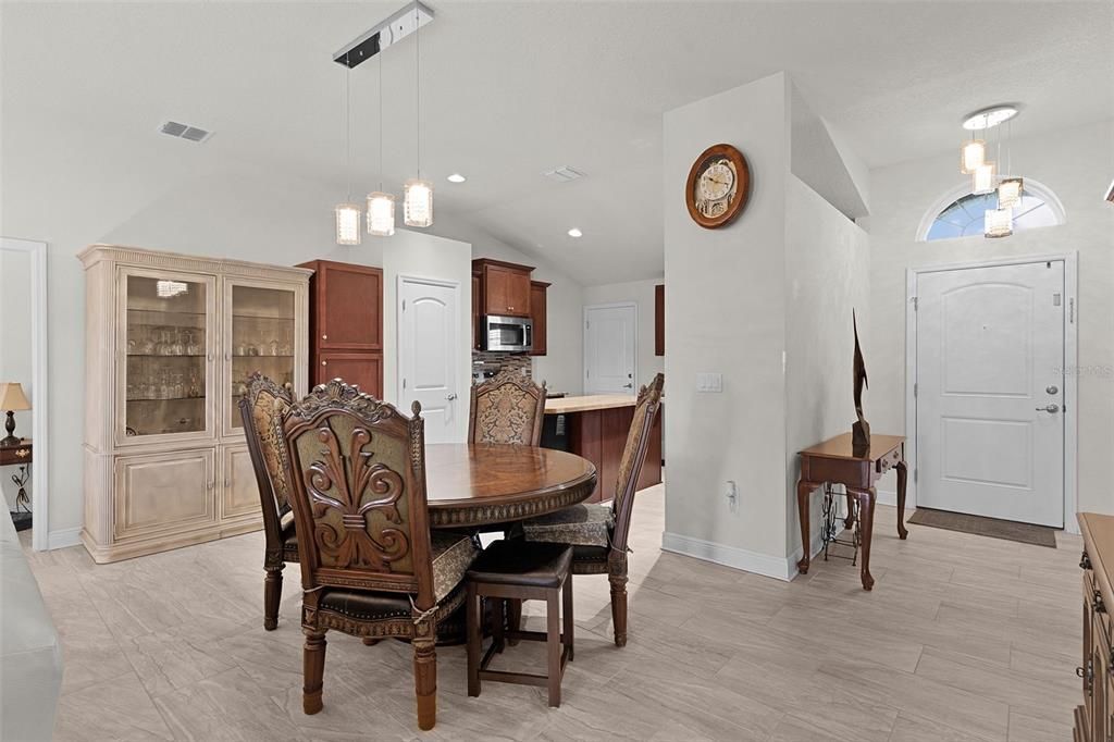 Activo con contrato: $359,900 (4 camas, 2 baños, 1864 Pies cuadrados)