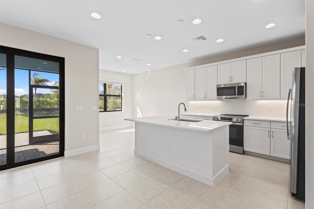 For Sale: $378,900 (2 beds, 2 baths, 1599 Square Feet)