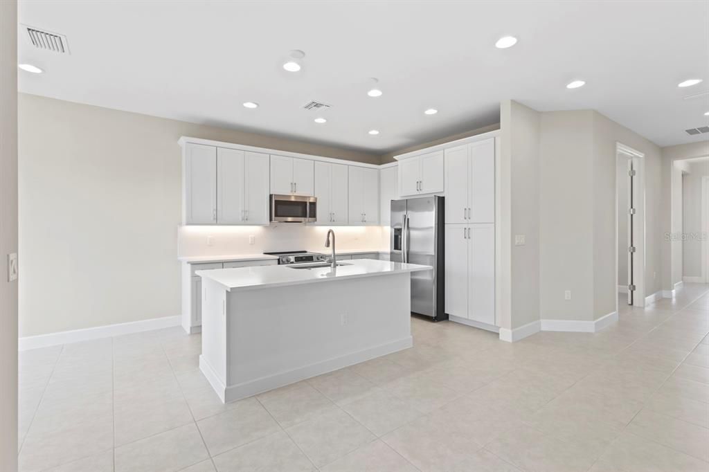 For Sale: $378,900 (2 beds, 2 baths, 1599 Square Feet)