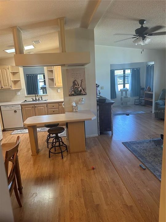 Active With Contract: $174,500 (2 beds, 2 baths, 1256 Square Feet)