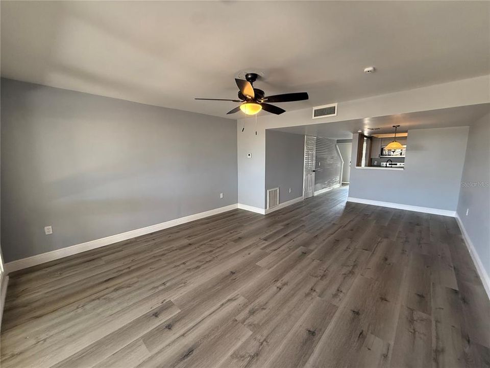 Active With Contract: $1,800 (2 beds, 1 baths, 999 Square Feet)