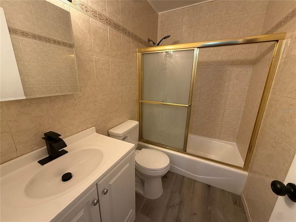 Active With Contract: $1,800 (2 beds, 1 baths, 999 Square Feet)