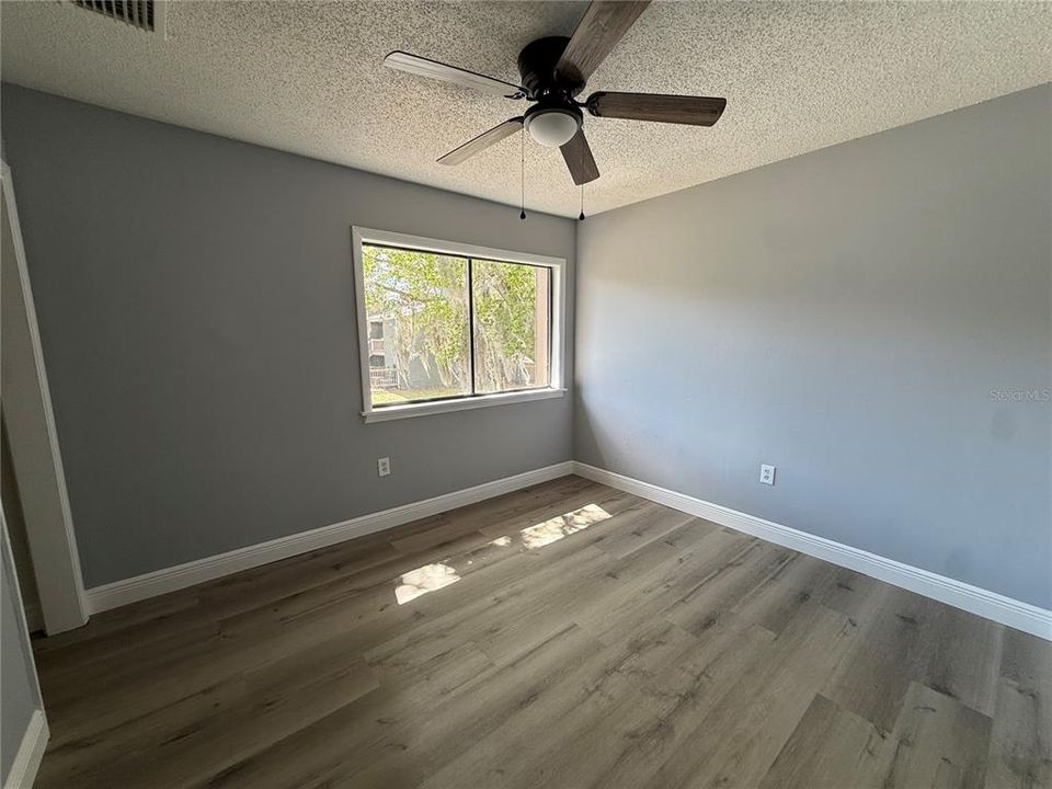 Active With Contract: $1,800 (2 beds, 1 baths, 999 Square Feet)