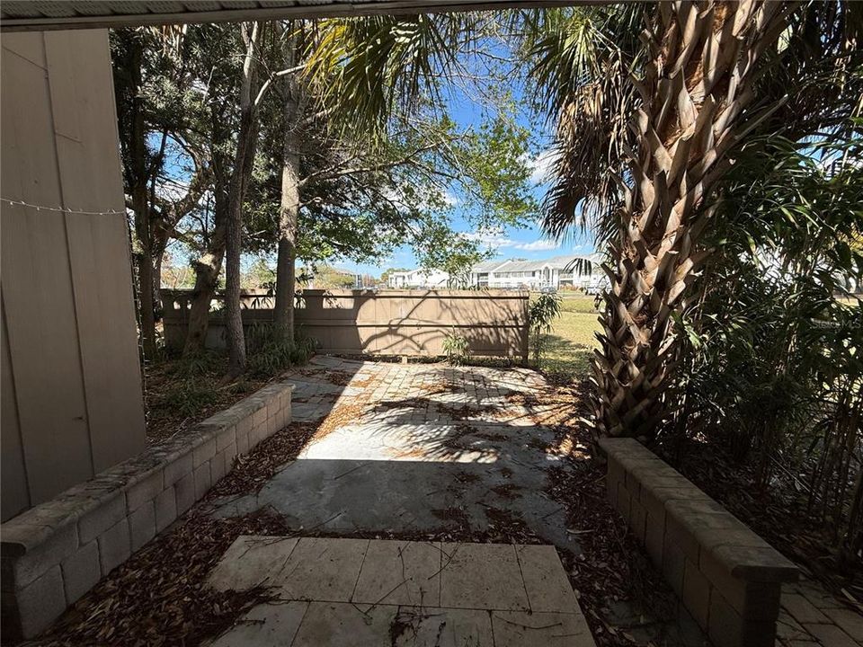 Active With Contract: $1,800 (2 beds, 1 baths, 999 Square Feet)