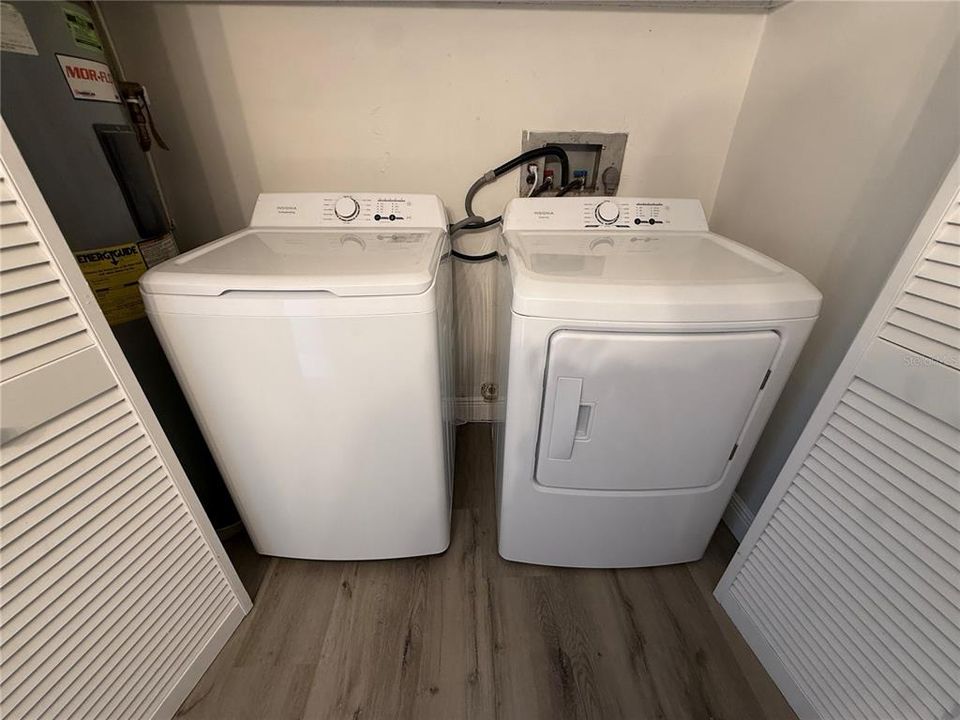 Active With Contract: $1,800 (2 beds, 1 baths, 999 Square Feet)