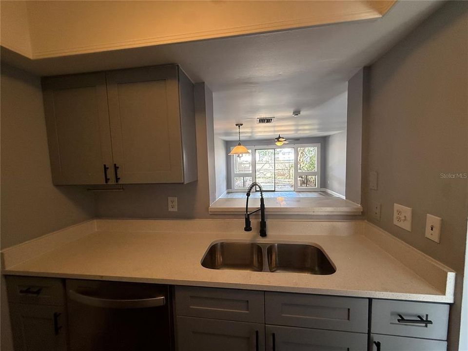 Active With Contract: $1,800 (2 beds, 1 baths, 999 Square Feet)