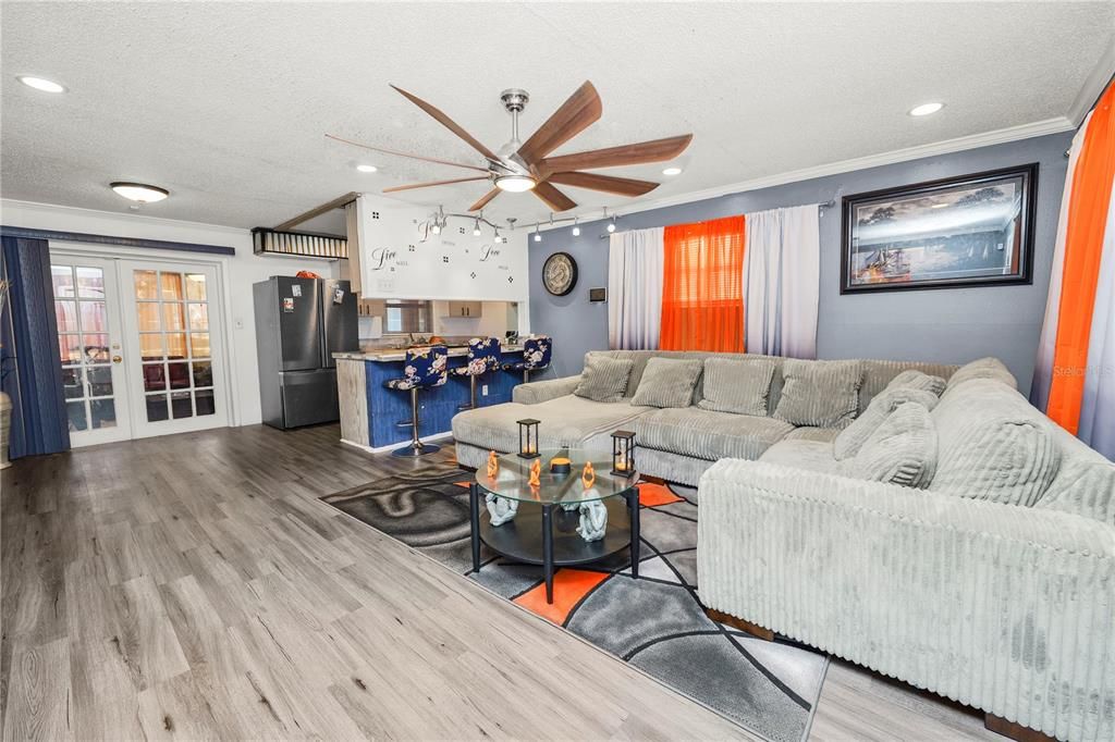 For Sale: $205,000 (3 beds, 2 baths, 1077 Square Feet)