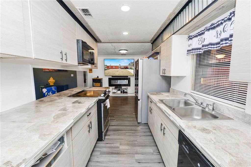 For Sale: $205,000 (3 beds, 2 baths, 1077 Square Feet)