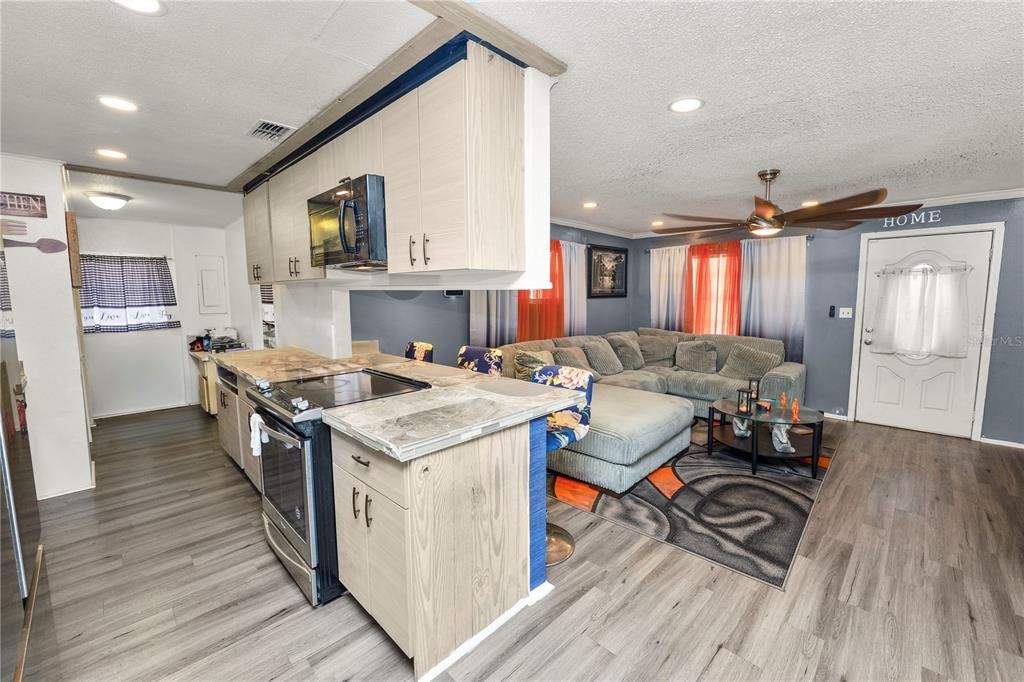 For Sale: $205,000 (3 beds, 2 baths, 1077 Square Feet)