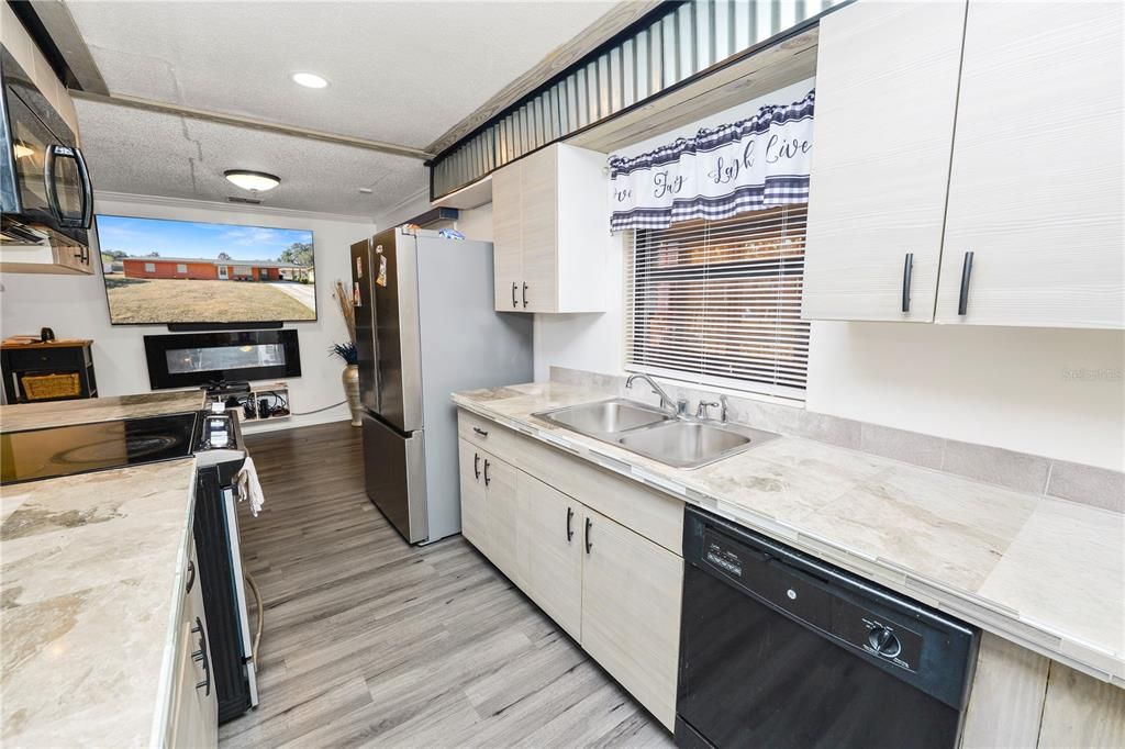 For Sale: $205,000 (3 beds, 2 baths, 1077 Square Feet)