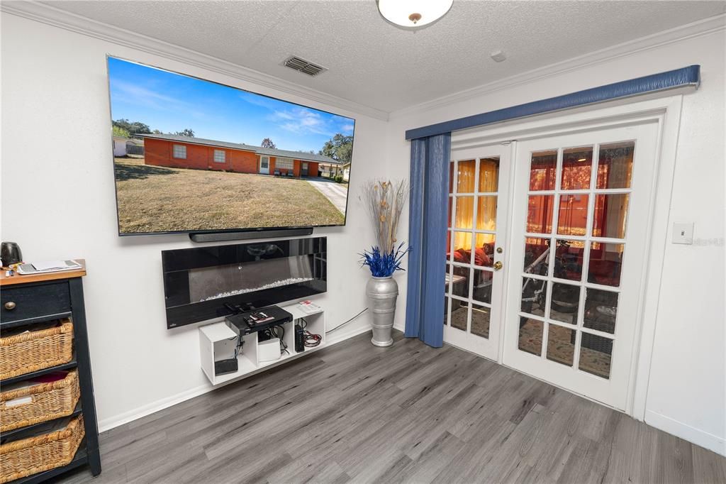 For Sale: $205,000 (3 beds, 2 baths, 1077 Square Feet)