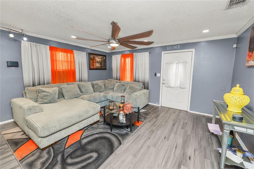 For Sale: $205,000 (3 beds, 2 baths, 1077 Square Feet)