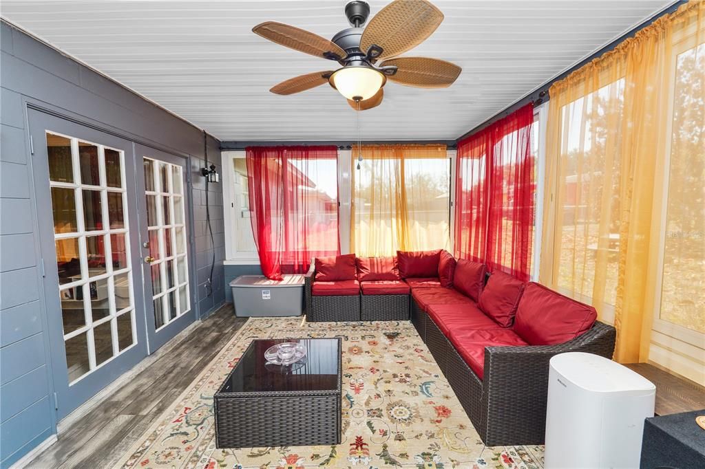 For Sale: $205,000 (3 beds, 2 baths, 1077 Square Feet)