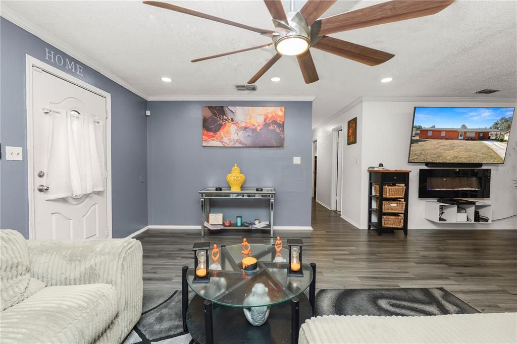 For Sale: $205,000 (3 beds, 2 baths, 1077 Square Feet)