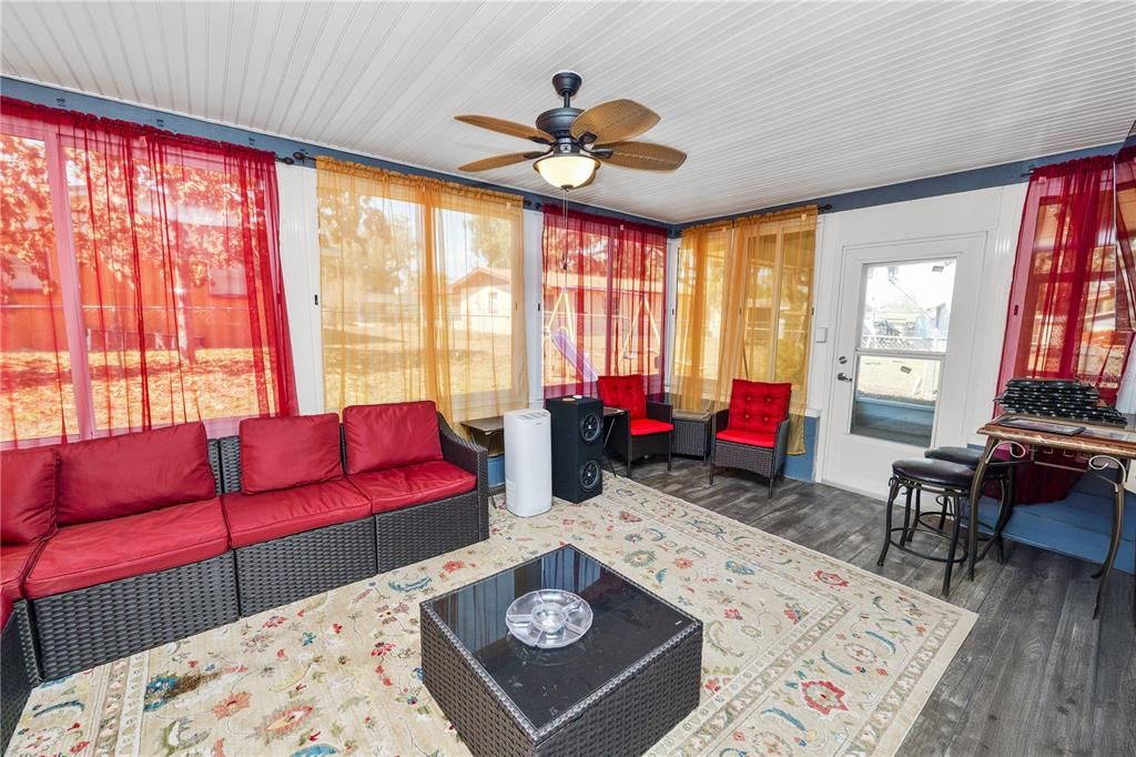 For Sale: $205,000 (3 beds, 2 baths, 1077 Square Feet)