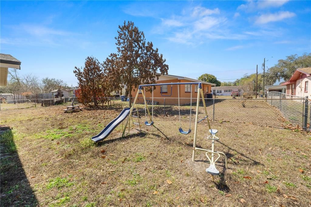 For Sale: $205,000 (3 beds, 2 baths, 1077 Square Feet)