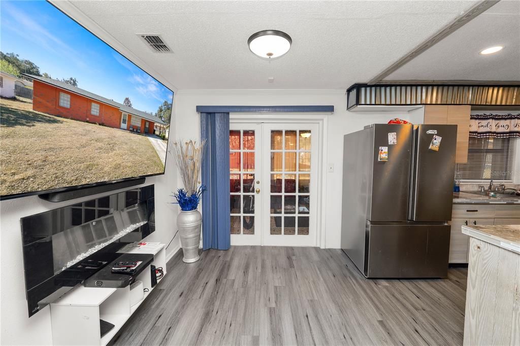 For Sale: $205,000 (3 beds, 2 baths, 1077 Square Feet)