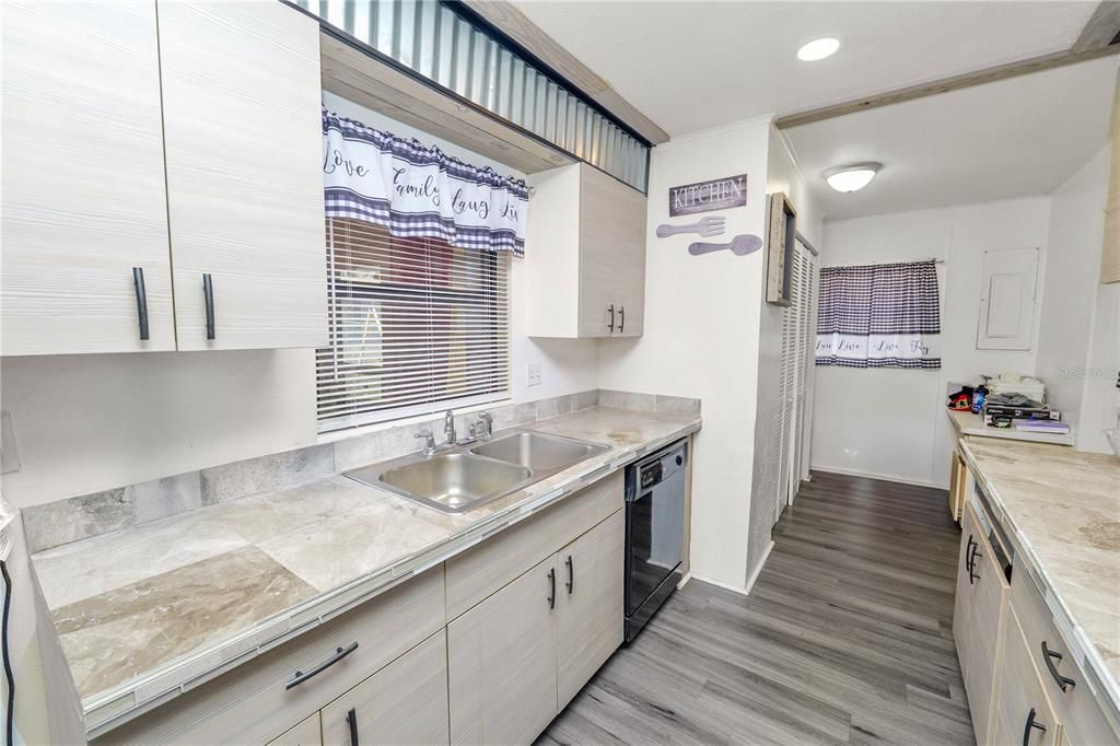 For Sale: $205,000 (3 beds, 2 baths, 1077 Square Feet)