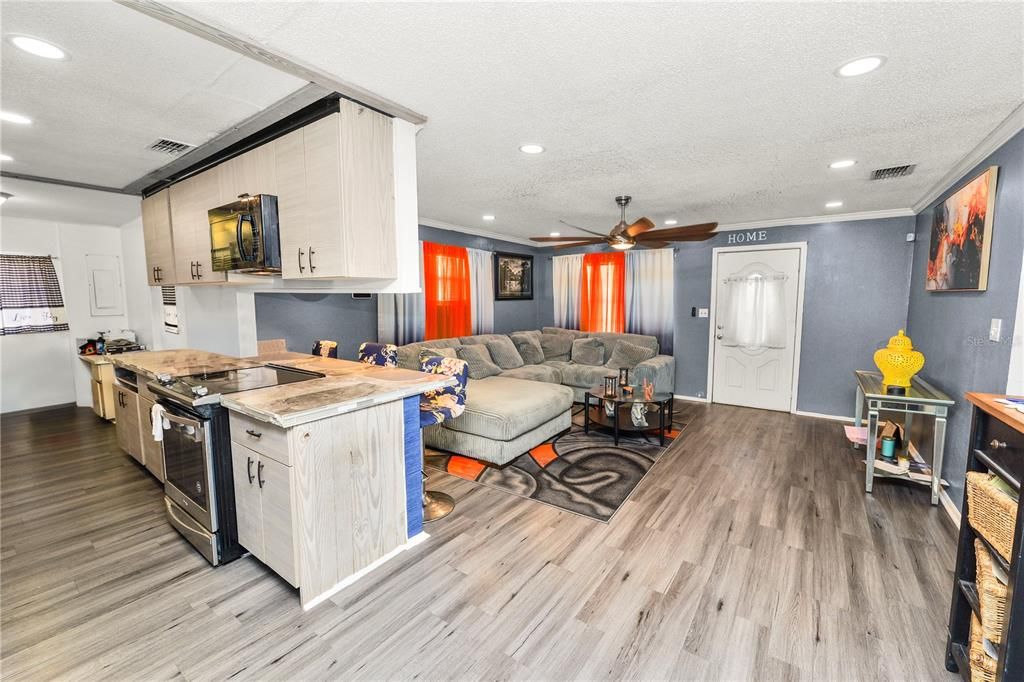 For Sale: $205,000 (3 beds, 2 baths, 1077 Square Feet)