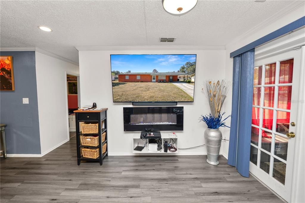 For Sale: $205,000 (3 beds, 2 baths, 1077 Square Feet)