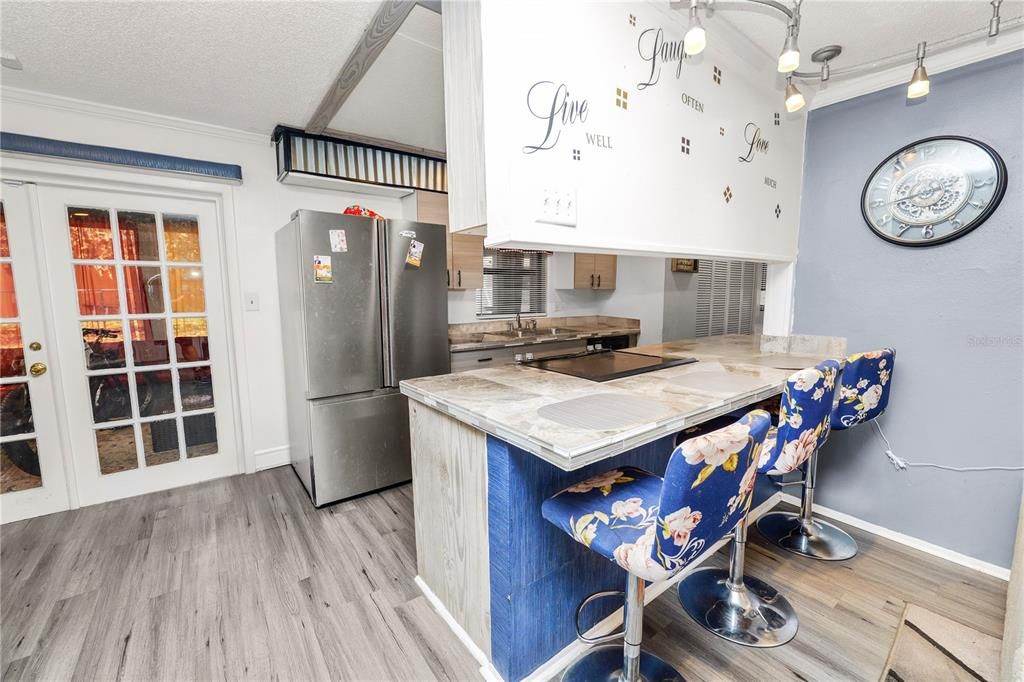 For Sale: $205,000 (3 beds, 2 baths, 1077 Square Feet)