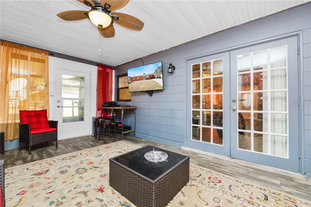 For Sale: $205,000 (3 beds, 2 baths, 1077 Square Feet)