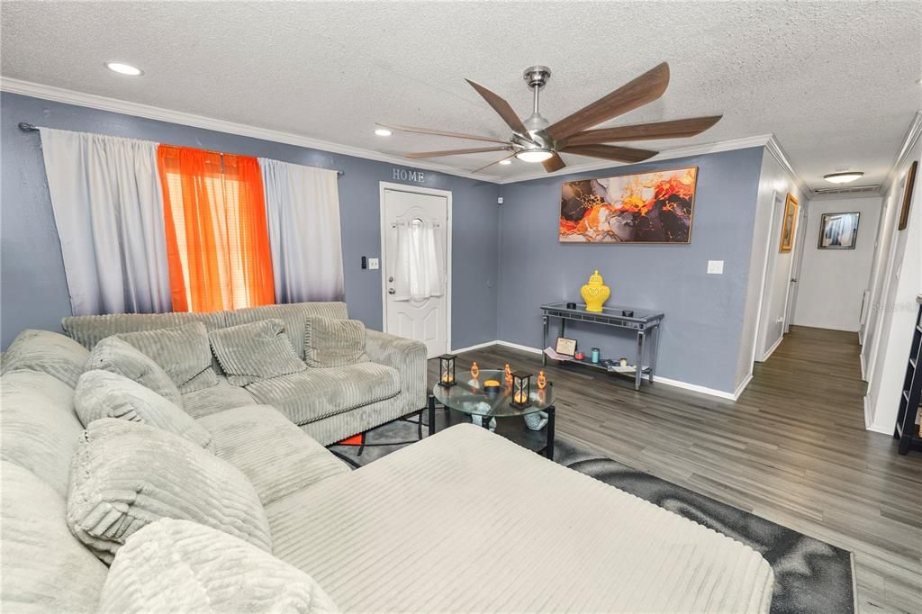 For Sale: $205,000 (3 beds, 2 baths, 1077 Square Feet)