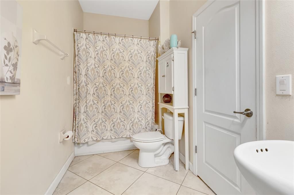 Activo con contrato: $575,000 (5 camas, 3 baños, 3623 Pies cuadrados)