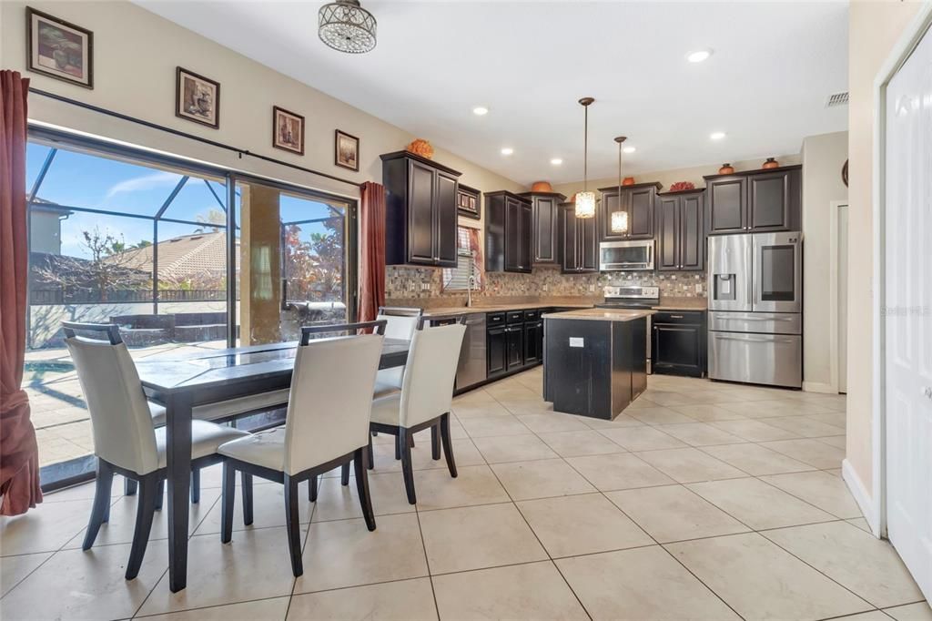 Activo con contrato: $575,000 (5 camas, 3 baños, 3623 Pies cuadrados)