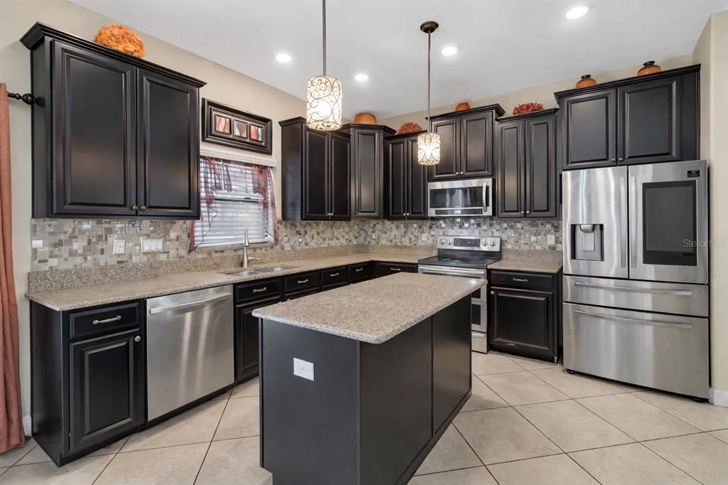 Activo con contrato: $575,000 (5 camas, 3 baños, 3623 Pies cuadrados)