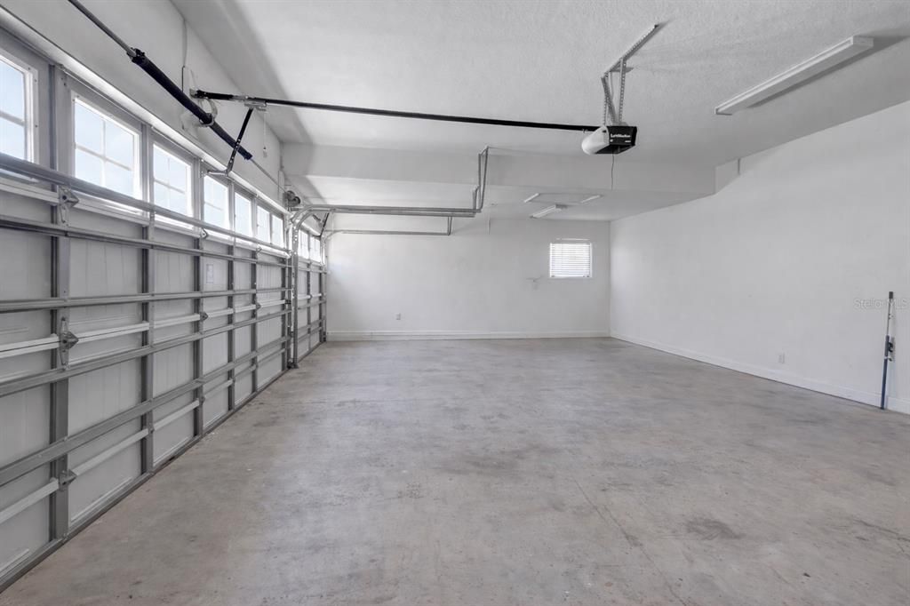 Activo con contrato: $575,000 (5 camas, 3 baños, 3623 Pies cuadrados)