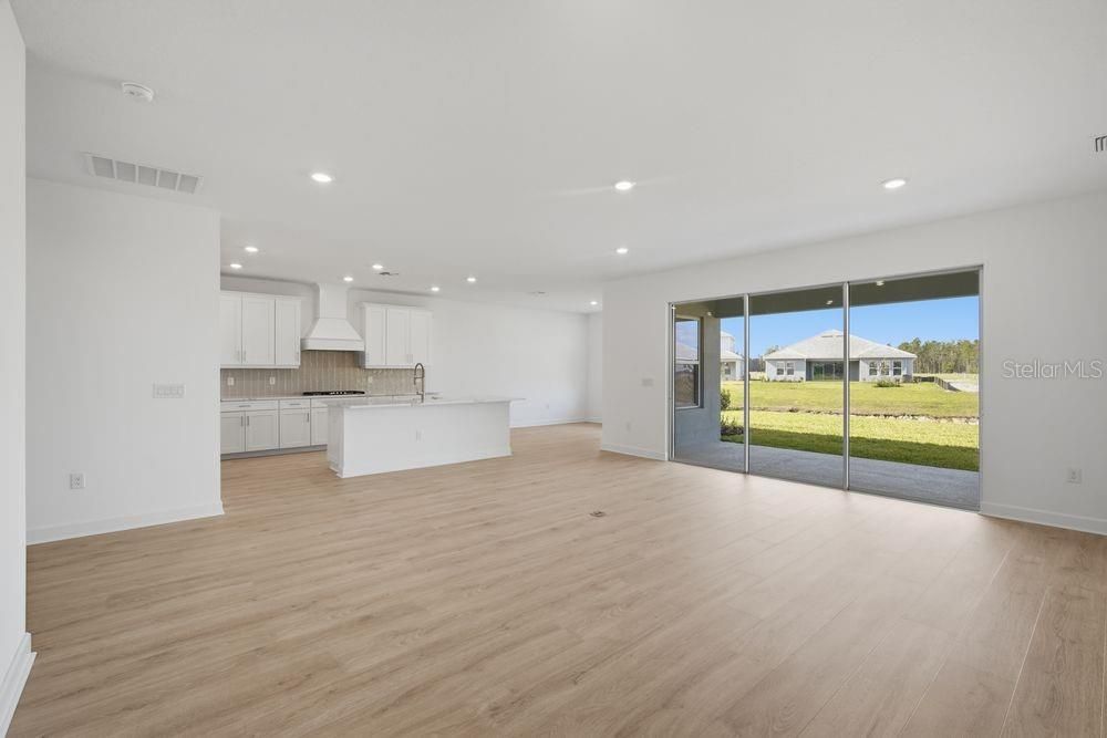 合同活跃: $767,999 (5 贝兹, 4 浴室, 3835 平方英尺)