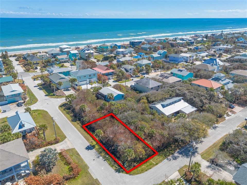 На продажу: $299,000 (0.11 acres)
