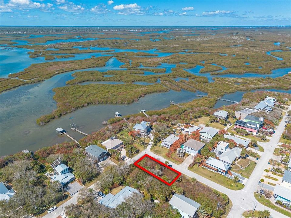 На продажу: $299,000 (0.11 acres)