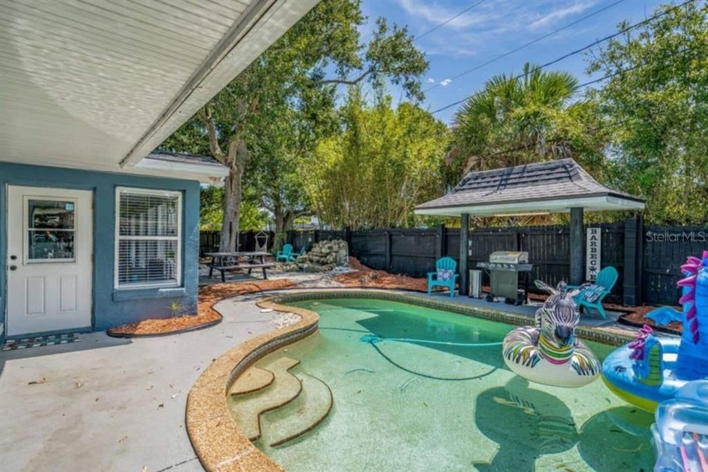 For Sale: $475,000 (5 beds, 3 baths, 2752 Square Feet)