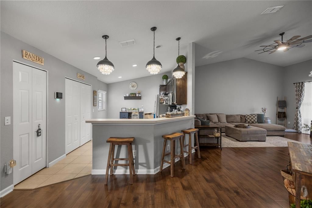 На продажу: $220,000 (3 спален, 2 ванн, 1864 Квадратных фут)