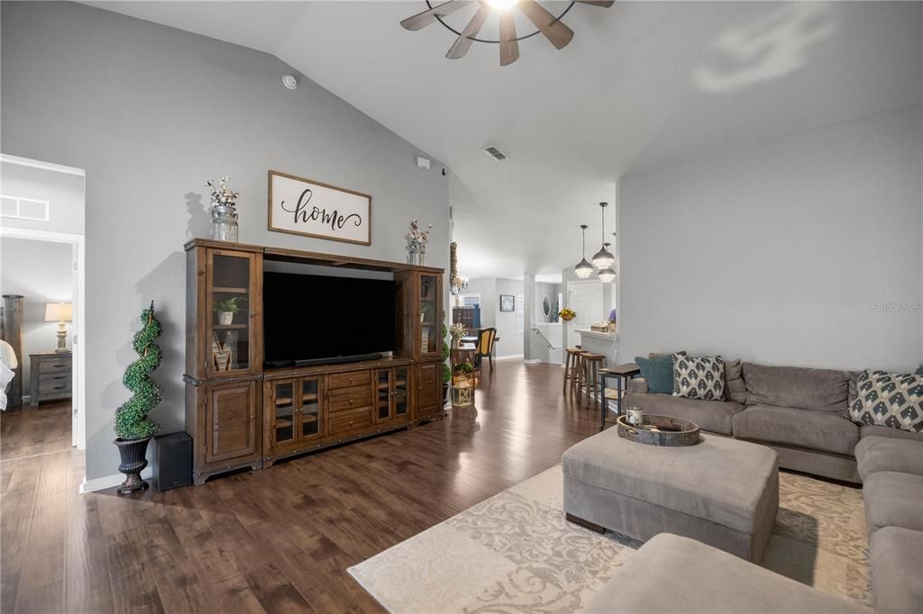 На продажу: $220,000 (3 спален, 2 ванн, 1864 Квадратных фут)