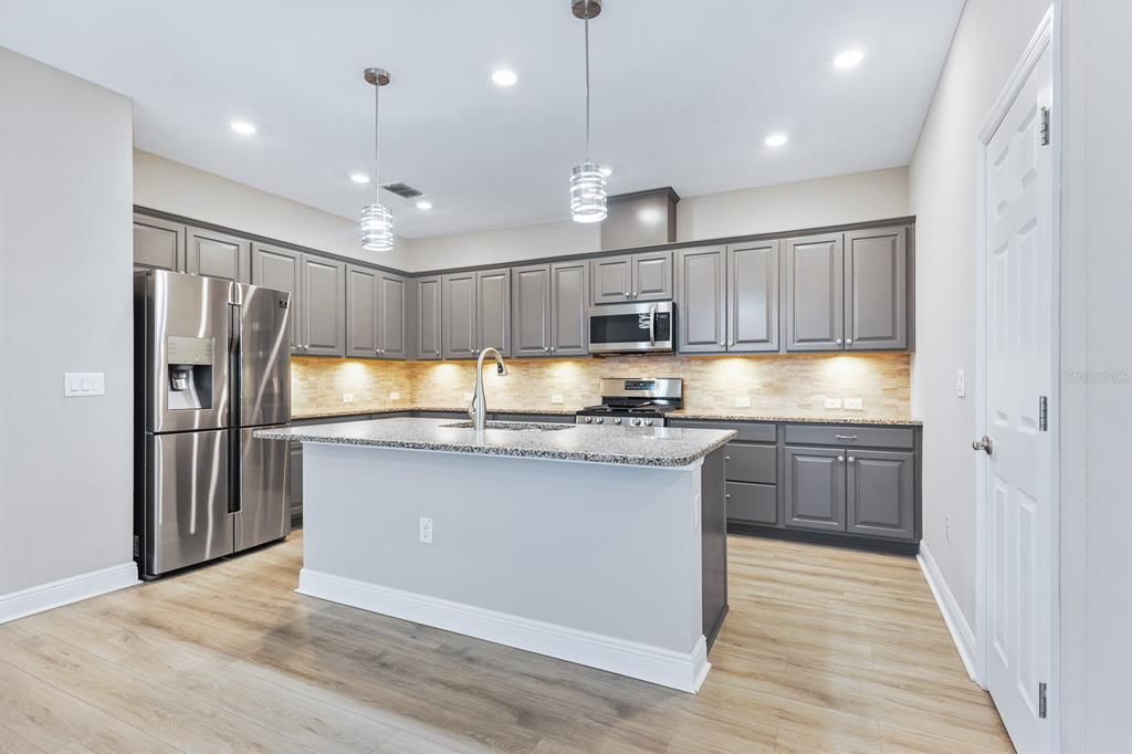 For Sale: $319,000 (2 beds, 2 baths, 1612 Square Feet)
