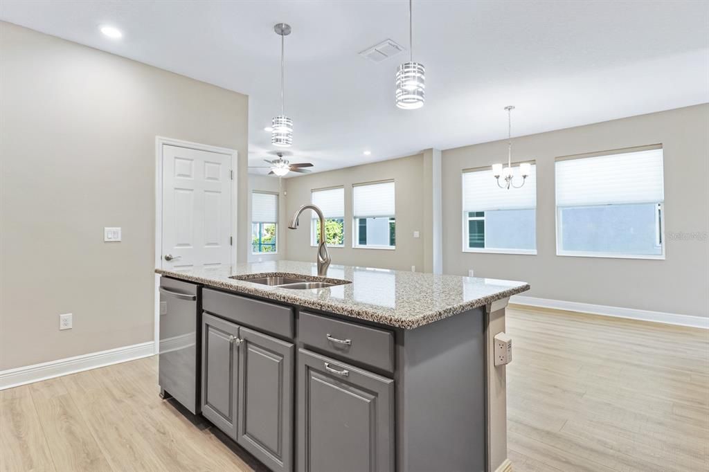 For Sale: $319,000 (2 beds, 2 baths, 1612 Square Feet)