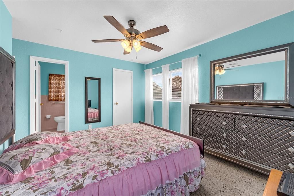 Activo con contrato: $319,900 (4 camas, 2 baños, 1474 Pies cuadrados)