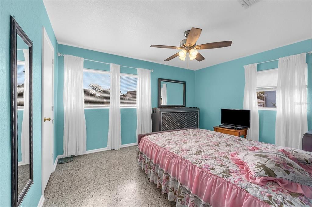 Activo con contrato: $319,900 (4 camas, 2 baños, 1474 Pies cuadrados)