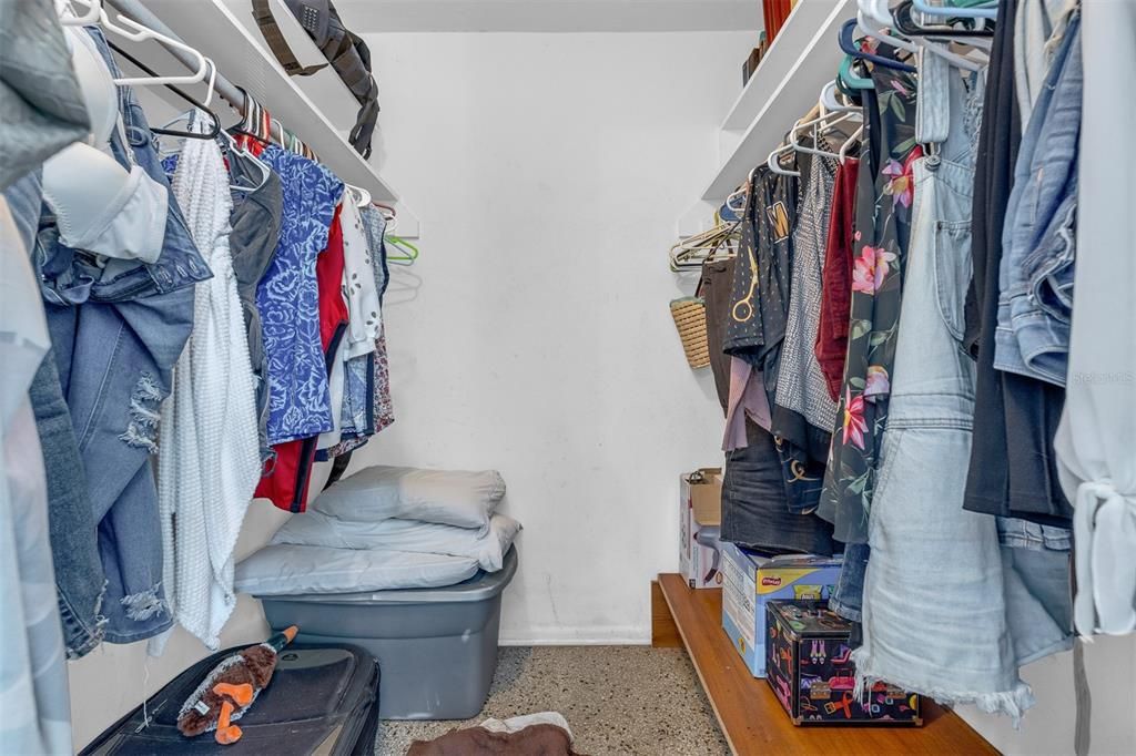 Activo con contrato: $319,900 (4 camas, 2 baños, 1474 Pies cuadrados)