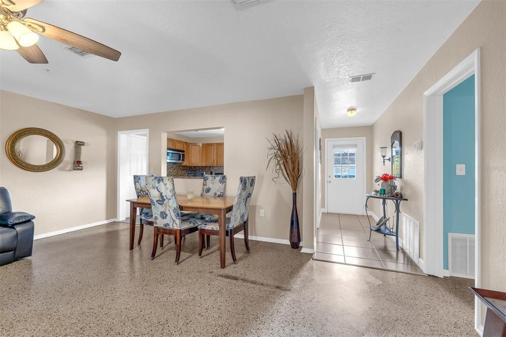 Activo con contrato: $319,900 (4 camas, 2 baños, 1474 Pies cuadrados)