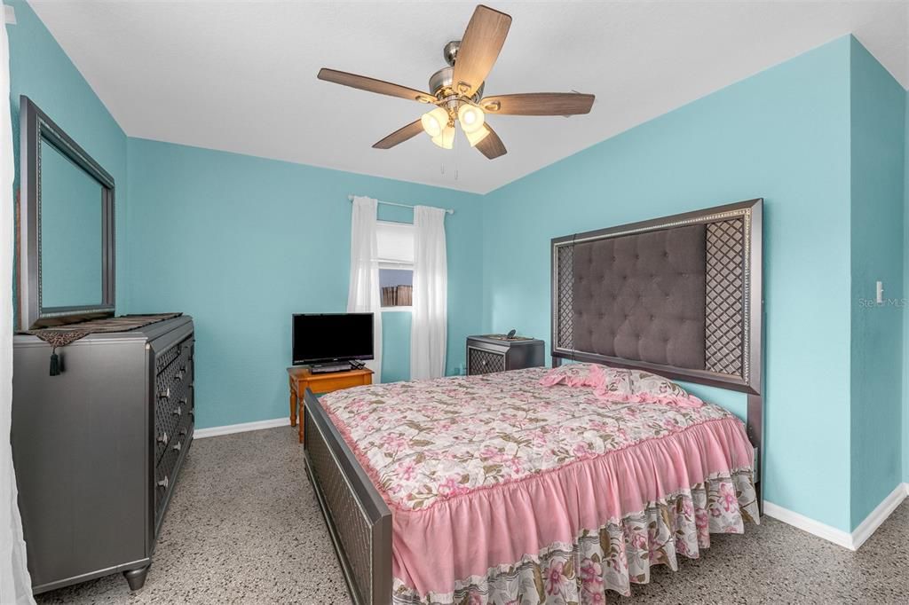 Activo con contrato: $319,900 (4 camas, 2 baños, 1474 Pies cuadrados)