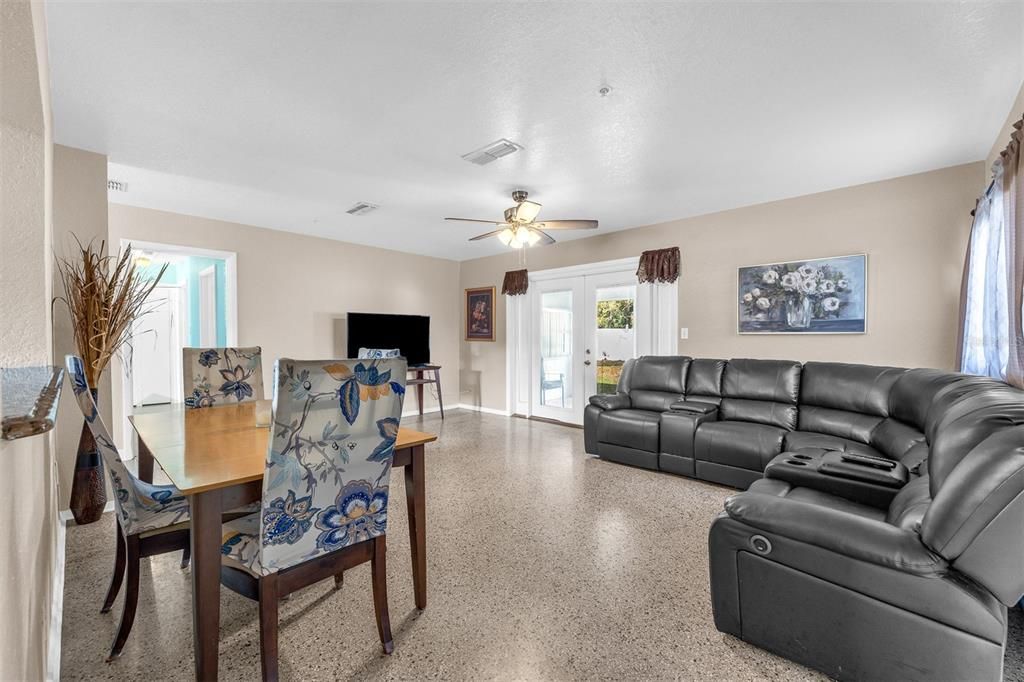 Activo con contrato: $319,900 (4 camas, 2 baños, 1474 Pies cuadrados)