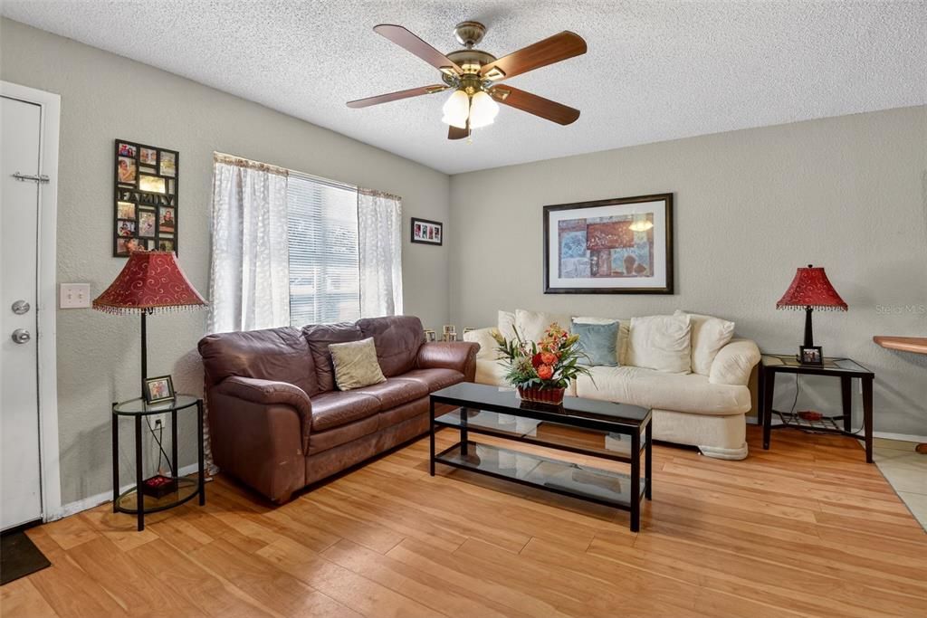 Activo con contrato: $219,900 (4 camas, 2 baños, 1323 Pies cuadrados)
